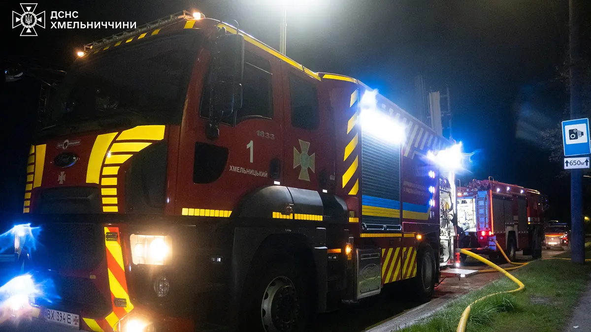 Фото до матеріалу: У Хмельницькому вночі згорів приватний будинок: знайдено тіло чоловіка