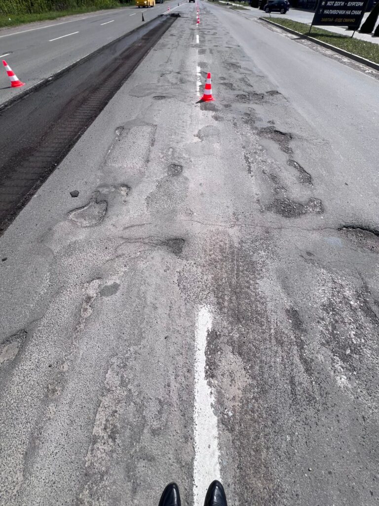 Фото до матеріалу: Через ремонт дороги Н-18 Івано-Франківськ – Тернопіль рух біля Тисмениці організували в реверсному режимі (фото) – Versii.if.ua