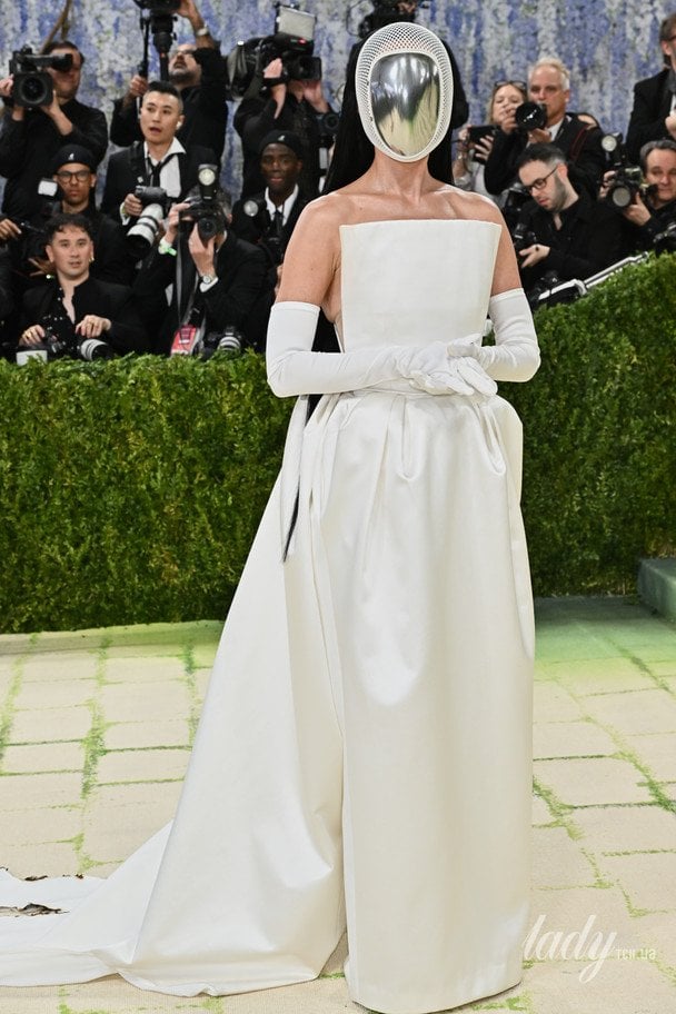 Фото до матеріалу: Кеті Перрі стала головним мемом Met Gala 2026: дивна маска та обпалений шлейф