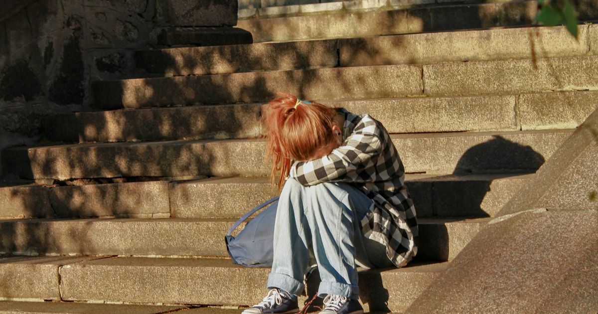 Фото до матеріалу: Сінгапур повертає тілесні покарання для школярів-булерів: удари палицею як крайній захід