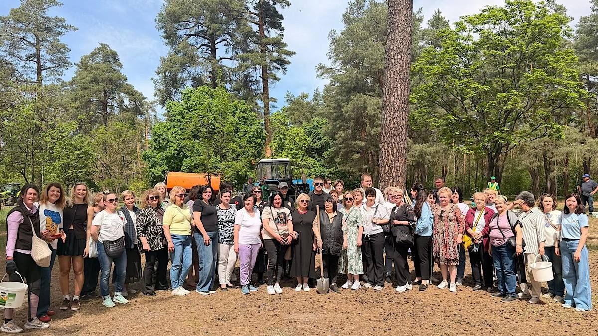 Фото до матеріалу: У Дарницькому парку до Дня матері висадили 50 дубів на честь загиблих Героїв
