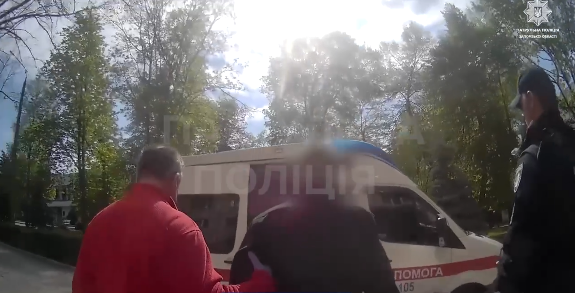 Фото до матеріалу: Патрульні врятували чоловіка, який намагався кинутися з вікна багатоповерхівки