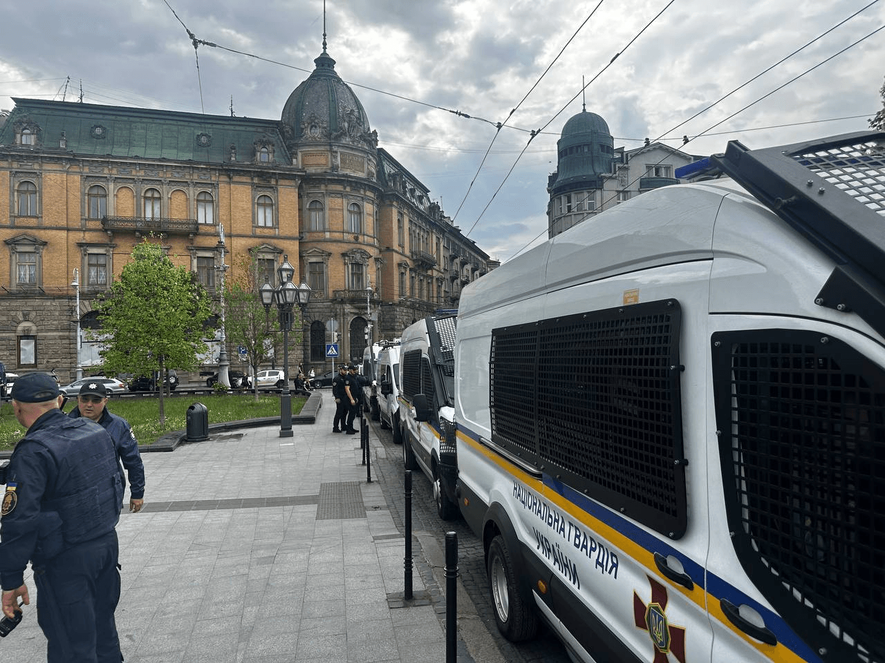 Фото до матеріалу: У Львові протистояння: ЛГБТІК+ та прихильники традиційних цінностей зібралися біля пам'ятника Шевченку