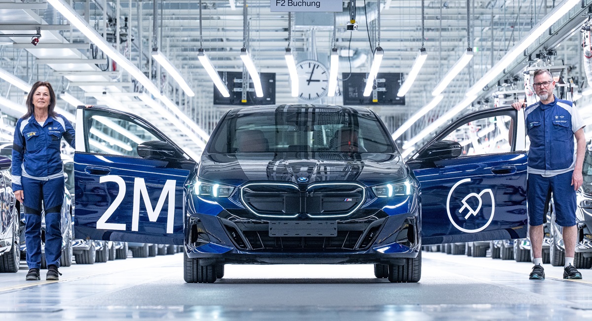 Фото до матеріалу: BMW випустила двохмільйонний електромобіль: прискорення виробництва та нові моделі