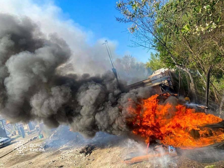 Фото до матеріалу: У Києві ліквідували пожежу на відкритій території