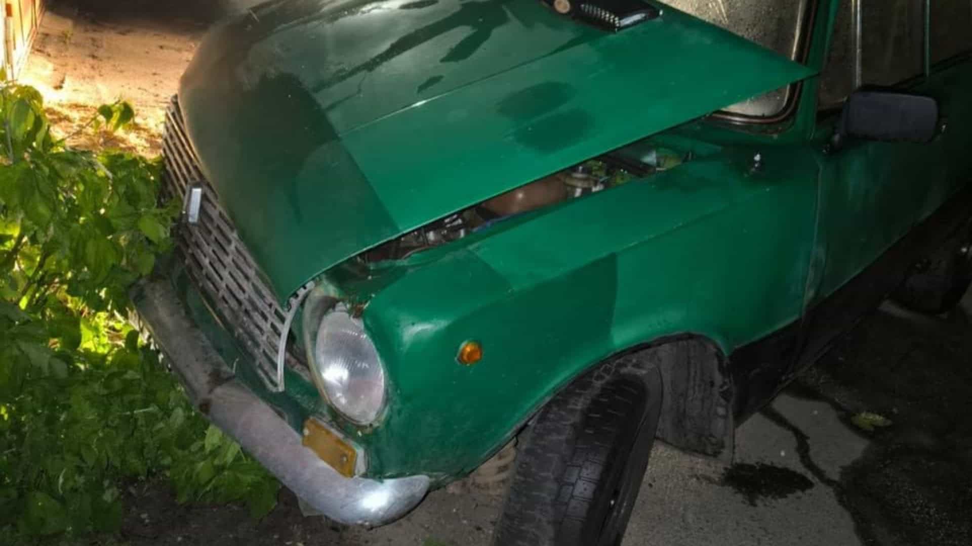 Фото до матеріалу: П’яний водій у Солом’янці в’їхав у будівлю гаражного кооперативу