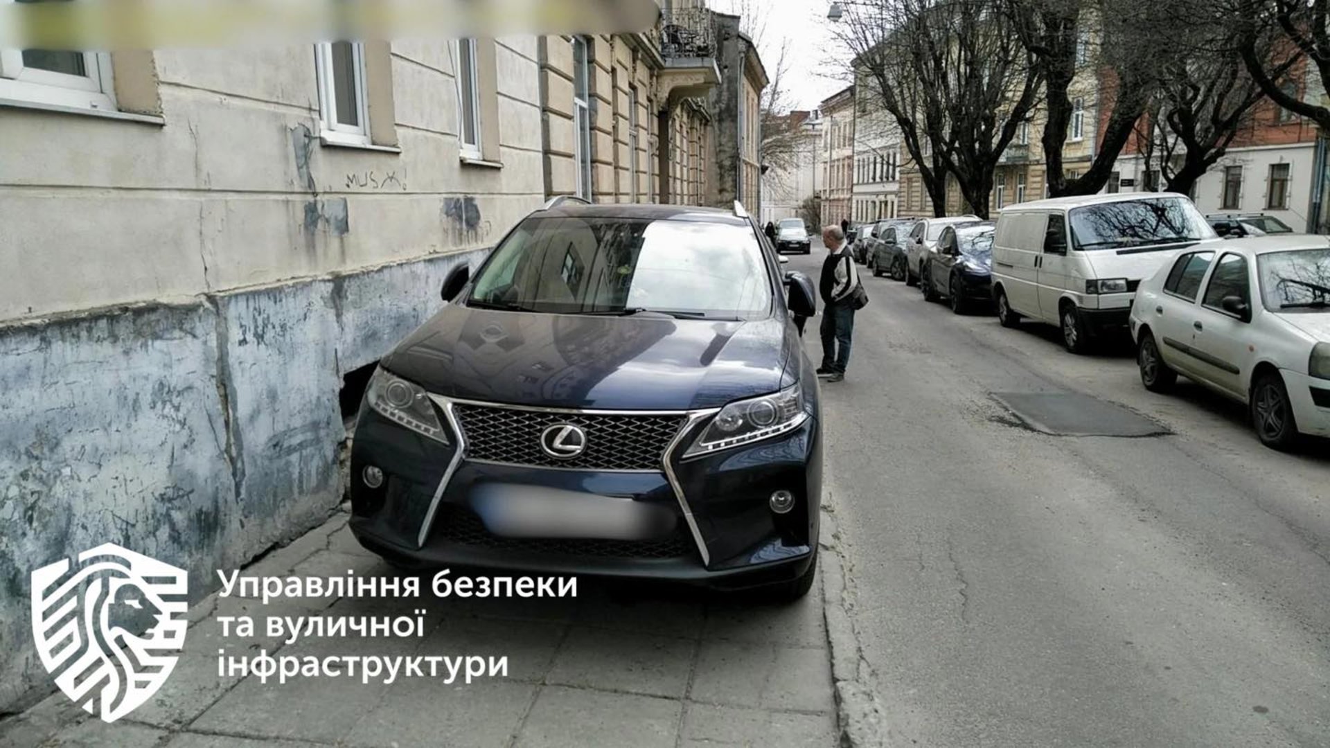 Фото до матеріалу: У Львові посилять контроль за паркуванням на тротуарах: водіїв попереджають про затримання авто