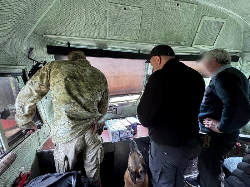Фото до матеріалу: Прикордонники виявили сховані сигарети у машиніста потягу «Чоп – Захонь"