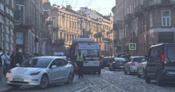Фото до матеріалу: Водійка трамвая вчинила ДТП у Львові через раптову слабкість