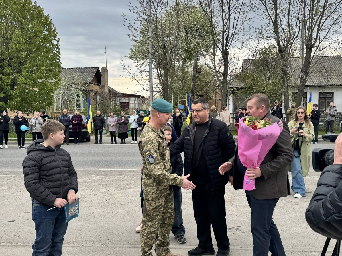 Фото до матеріалу: Усією громадою Вінниччини зустріли воїна після чотирьох років полону
