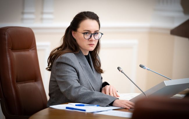 Фото до матеріалу: Кабмін змінив правила виїзду за кордон для жінок-чиновниць: хто може виїхати, а хто ні