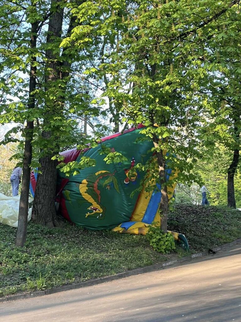 Фото до матеріалу: Інцидент у калуському парку: перекинувся батут із дітьми