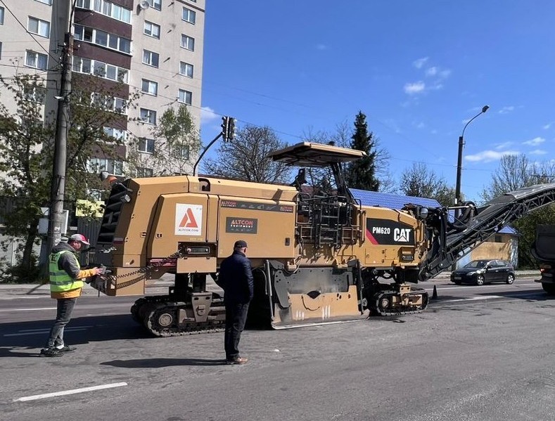 Фото до матеріалу: Ремонт дороги Н-18 від Івано-Франківська до Тисмениці розпочався: рух організовано в реверсному режимі