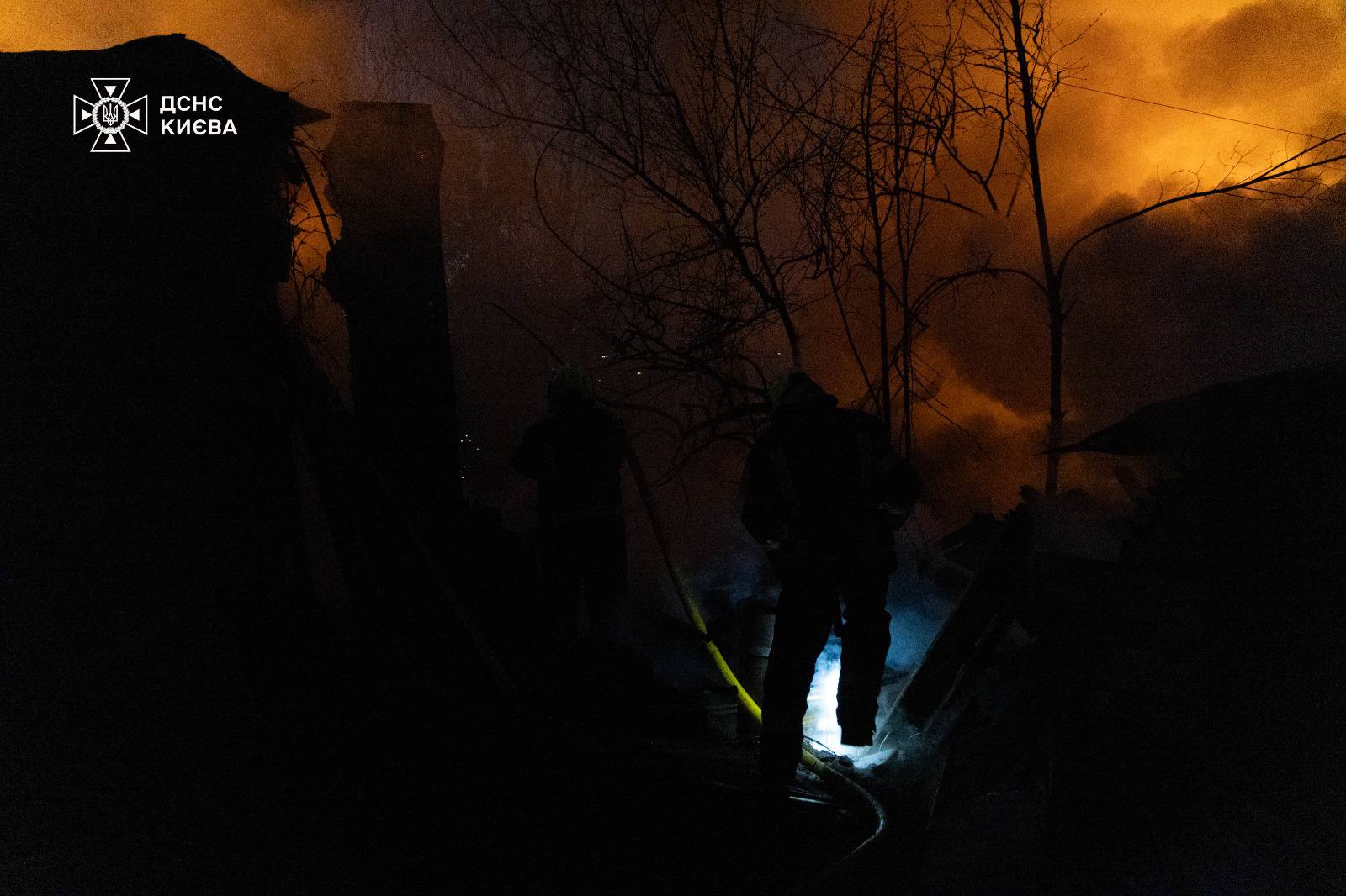 Фото до матеріалу: Три приватні будинки згоріли на Оболоні: жертв немає