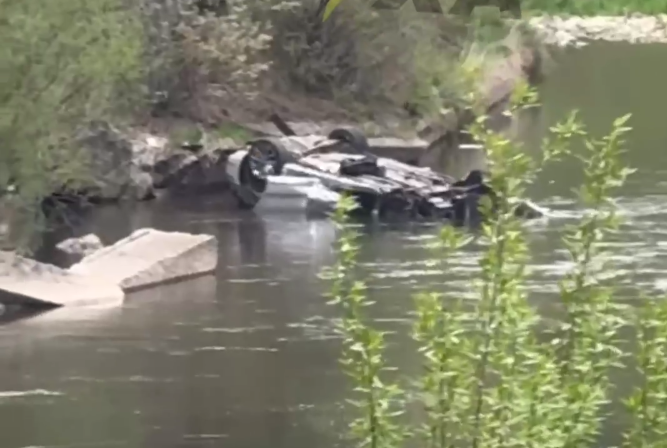 Фото до матеріалу: Вантажівка перекинулася біля Львова: водія деблокували рятувальники