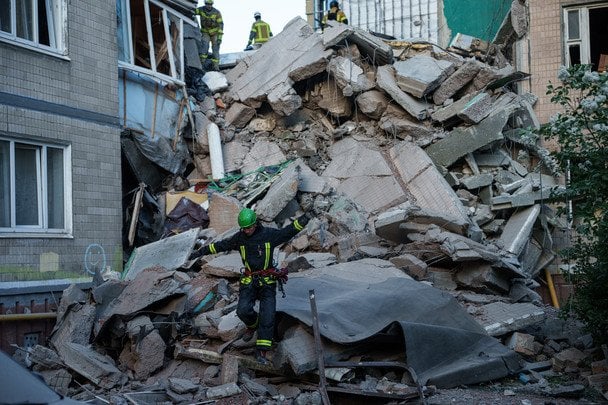 Фото до матеріалу: У Києві під завалами знайдено тіло 12-річної дівчинки: кількість загиблих зросла до п'яти