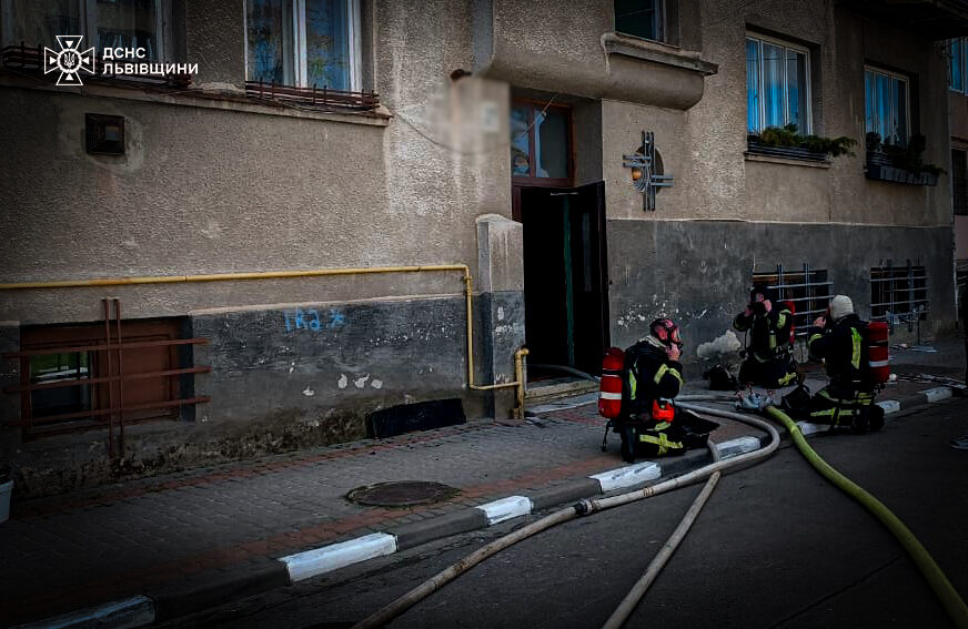 Фото до матеріалу: У Стрию під час пожежі врятували двох дітей із задимленого будинку