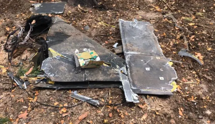 Фото до матеріалу: У Кишиневі на даху житлового будинку знайшли невідомий об'єкт схожий на дрон
