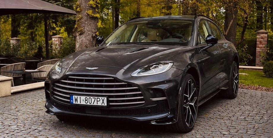 Фото до матеріалу: В Україні помітили ексклюзивний кросовер Aston Martin за 14 мільйонів на "бляхах" (фото)