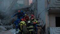 Фото до матеріалу: Удар по багатоповерхівці у Дарницькому районі Києва: є загиблі та зниклі безвісти