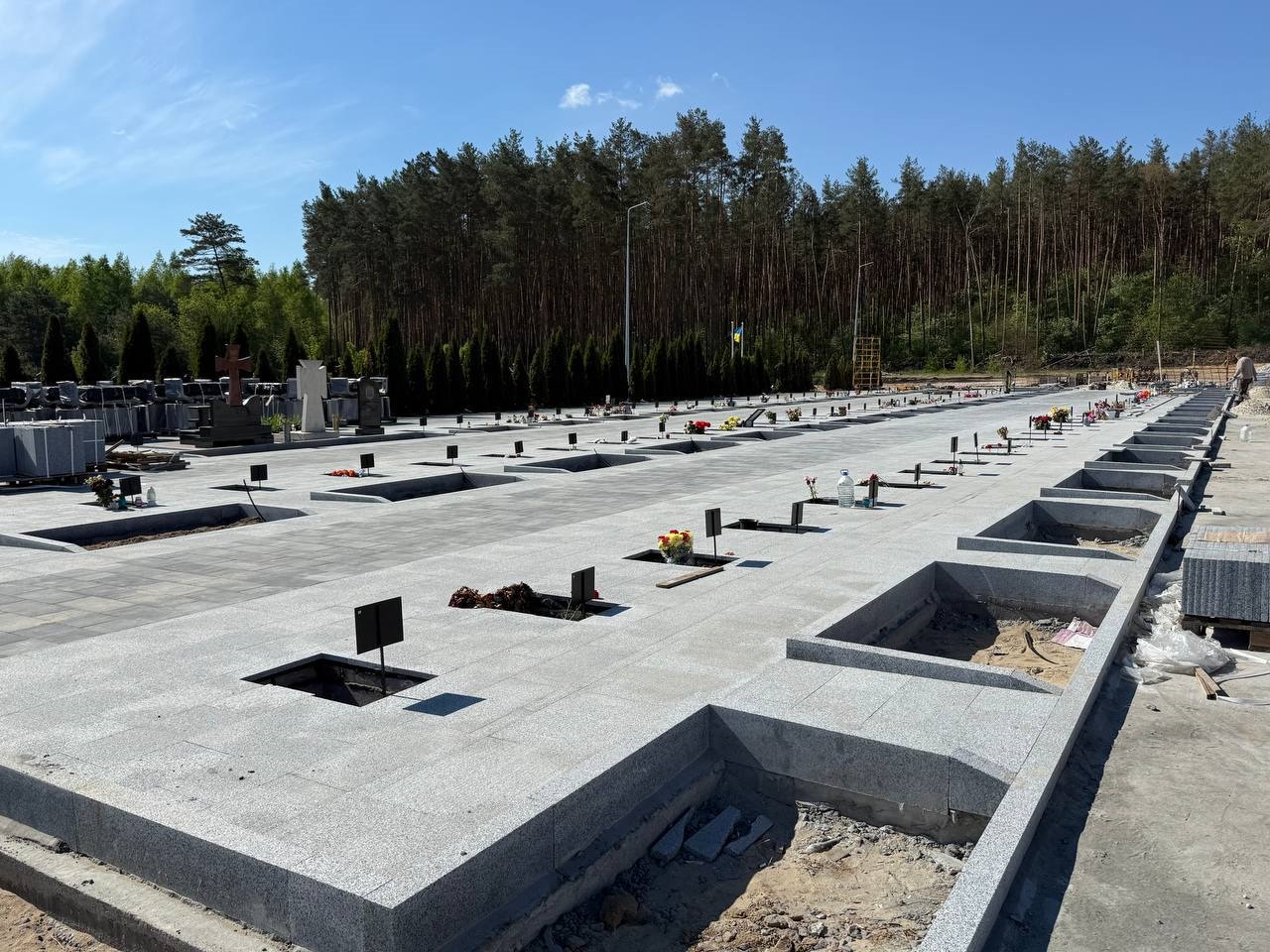 Фото до матеріалу: У Ірпені завершено підготовку до встановлення флагштоків на меморіалі воїнам