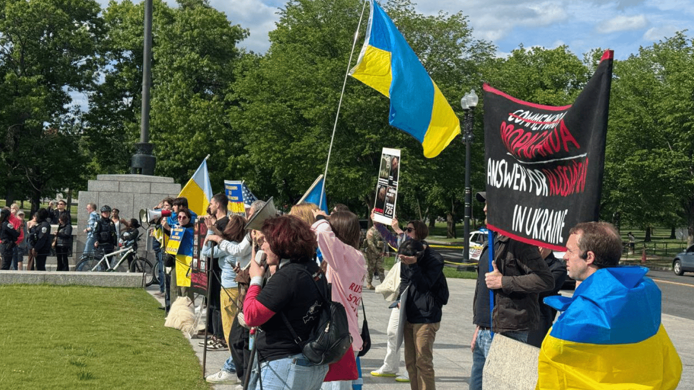 Фото до матеріалу: Українці протистоять російській пропаганді на акції «Безсмертний полк» у Вашингтоні