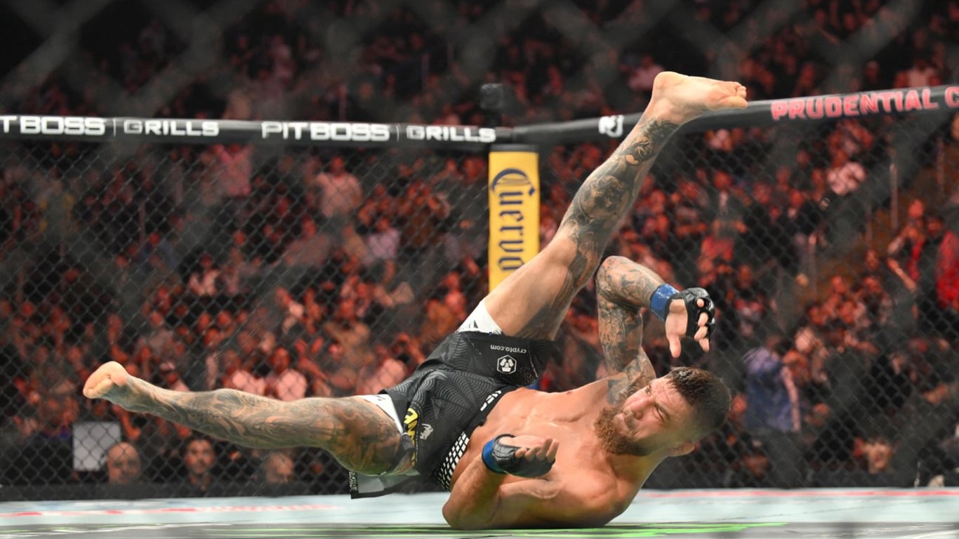 Фото до матеріалу: Ярослав Амосов увійшов до топ-10 рейтингу UFC після перемоги над Альваресом