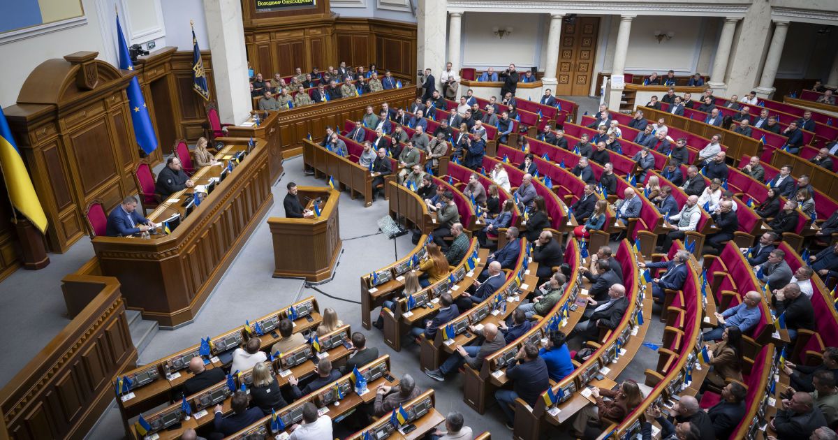Фото до матеріалу: Монумент «Україна-мати»: 45 років історії, заміна символів та нові сенси