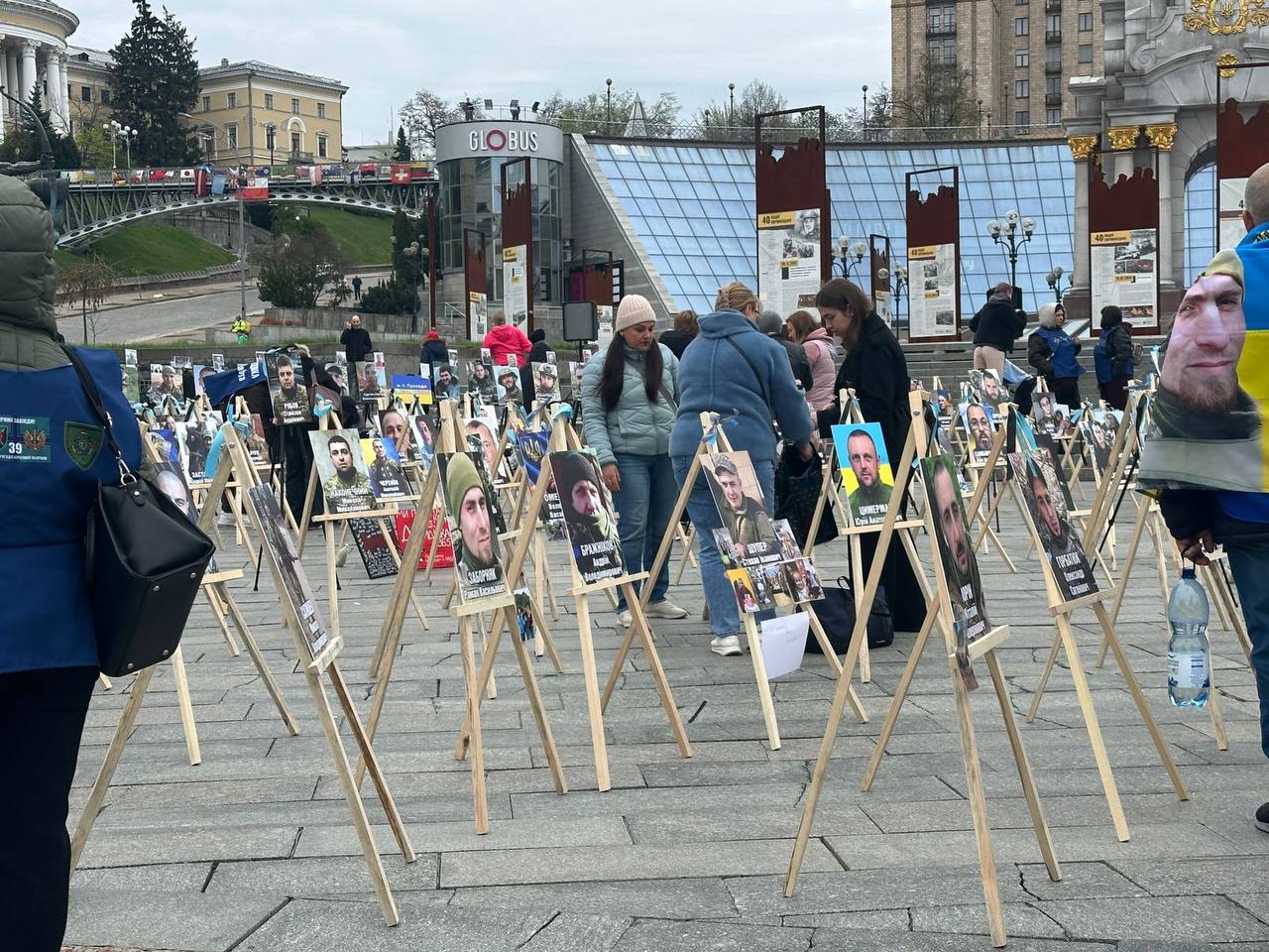Фото до матеріалу: У Києві відкрилася фотовиставка «Обличчя безвісти» на Майдані Незалежності