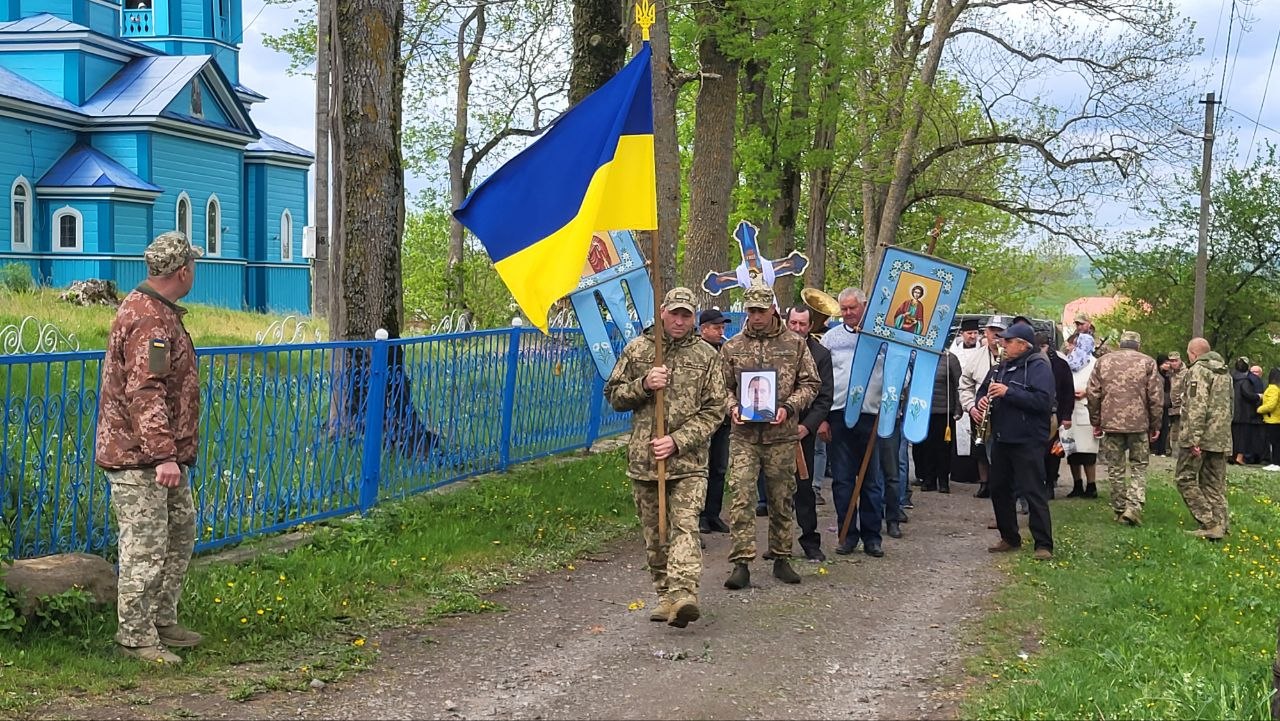 Фото до матеріалу: У Дерев'янчому похоронили 54-річного захисника Ігоря Холодюка