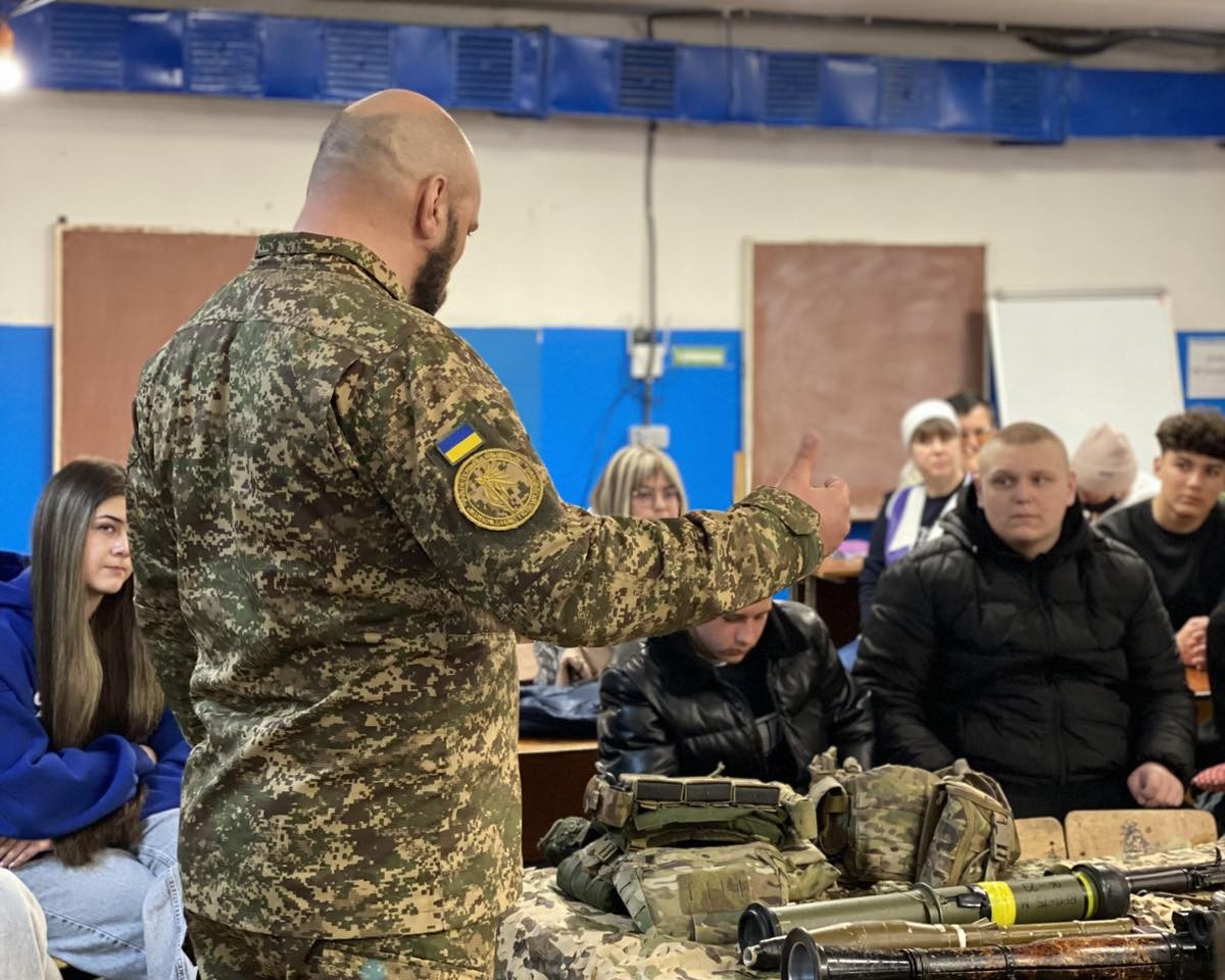 Фото до матеріалу: Новий предмет у школах: що вивчатимуть учні для національного спротиву