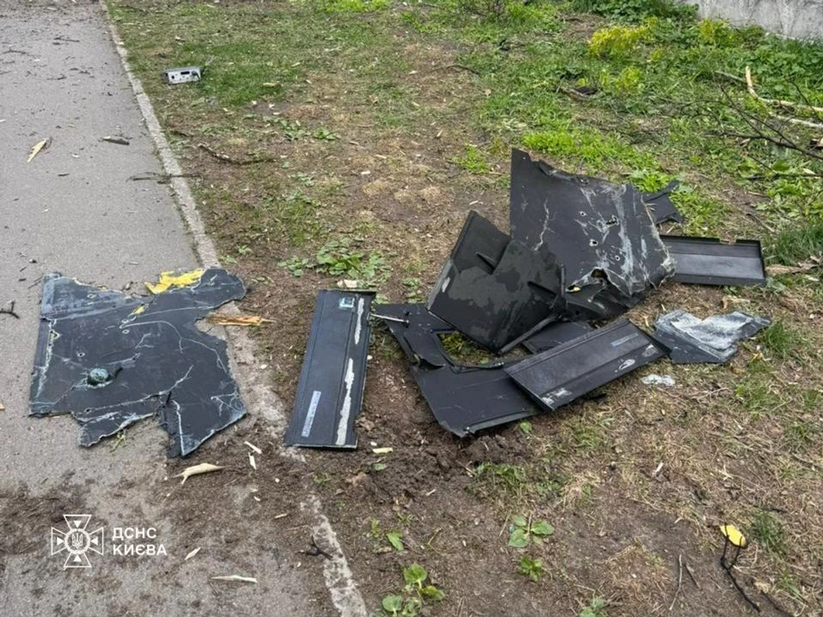 Фото до матеріалу: Уламки дронів впали на цвинтар і недобудову в Києві: є постраждалий