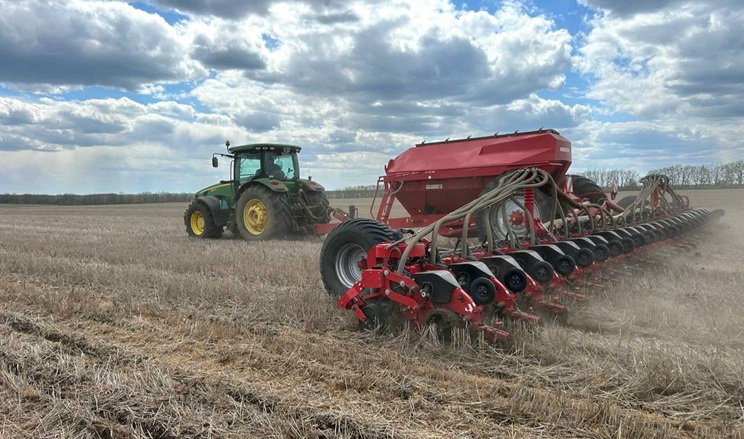 Фото до матеріалу: Сівба соняшнику завершена в Tekom Agro Group: площі збільшили через частковий пересів озимих
