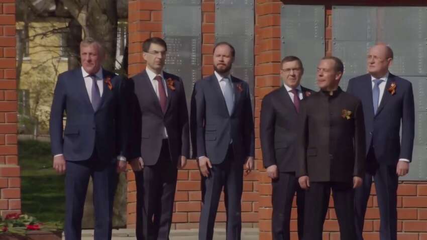 Фото до матеріалу: Зганьбився під фонограму: Медведєв спробував заспівати як Макрон, але забув слова