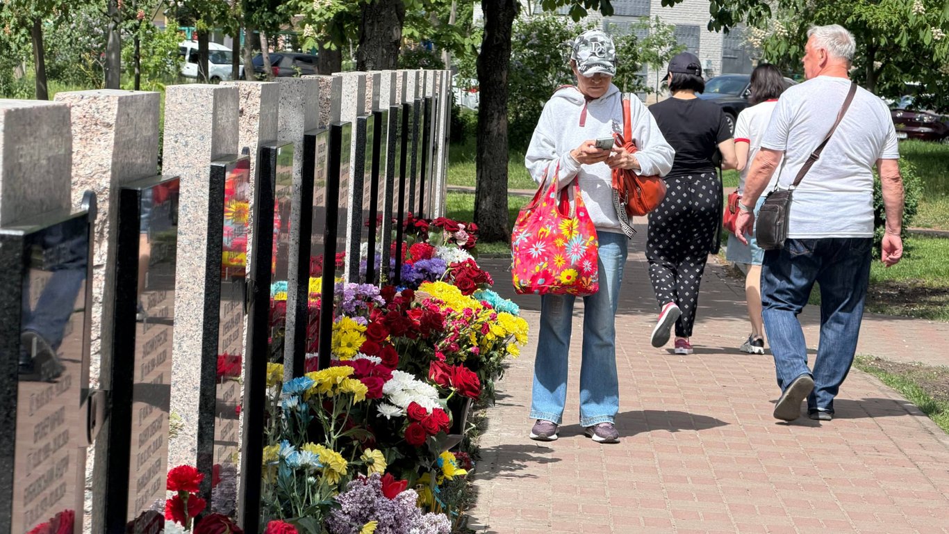 Фото до матеріалу: На Оболоні відкрили Алею пам'яті Героїв-оболонців