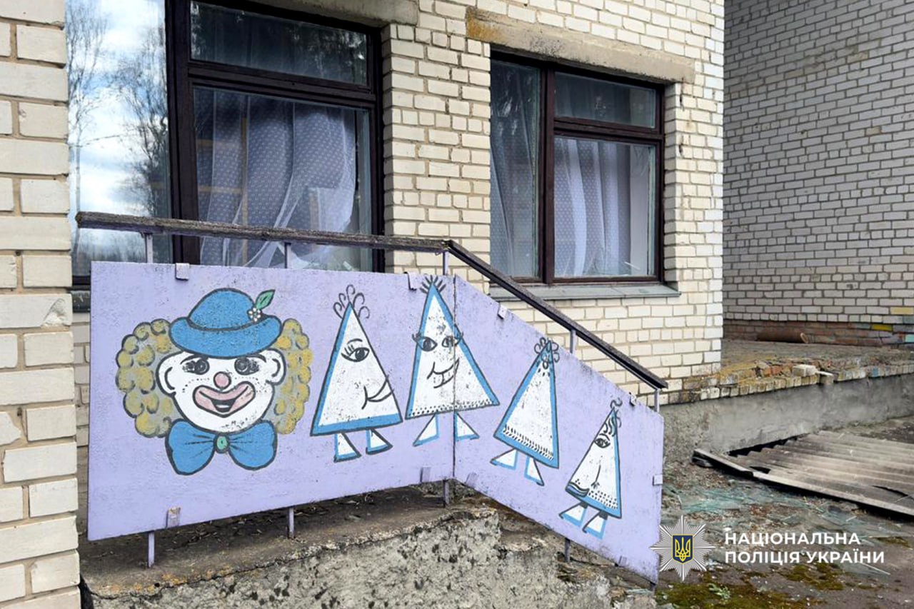 Фото до матеріалу: Поліція фіксує пошкодження дитсадка та будинків після атаки дронів на Золотоніщині
