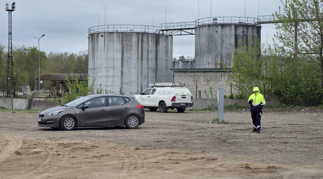 Фото до матеріалу: У Латвії виявили два дрони, що врізалися у нафтобазу в Резекне