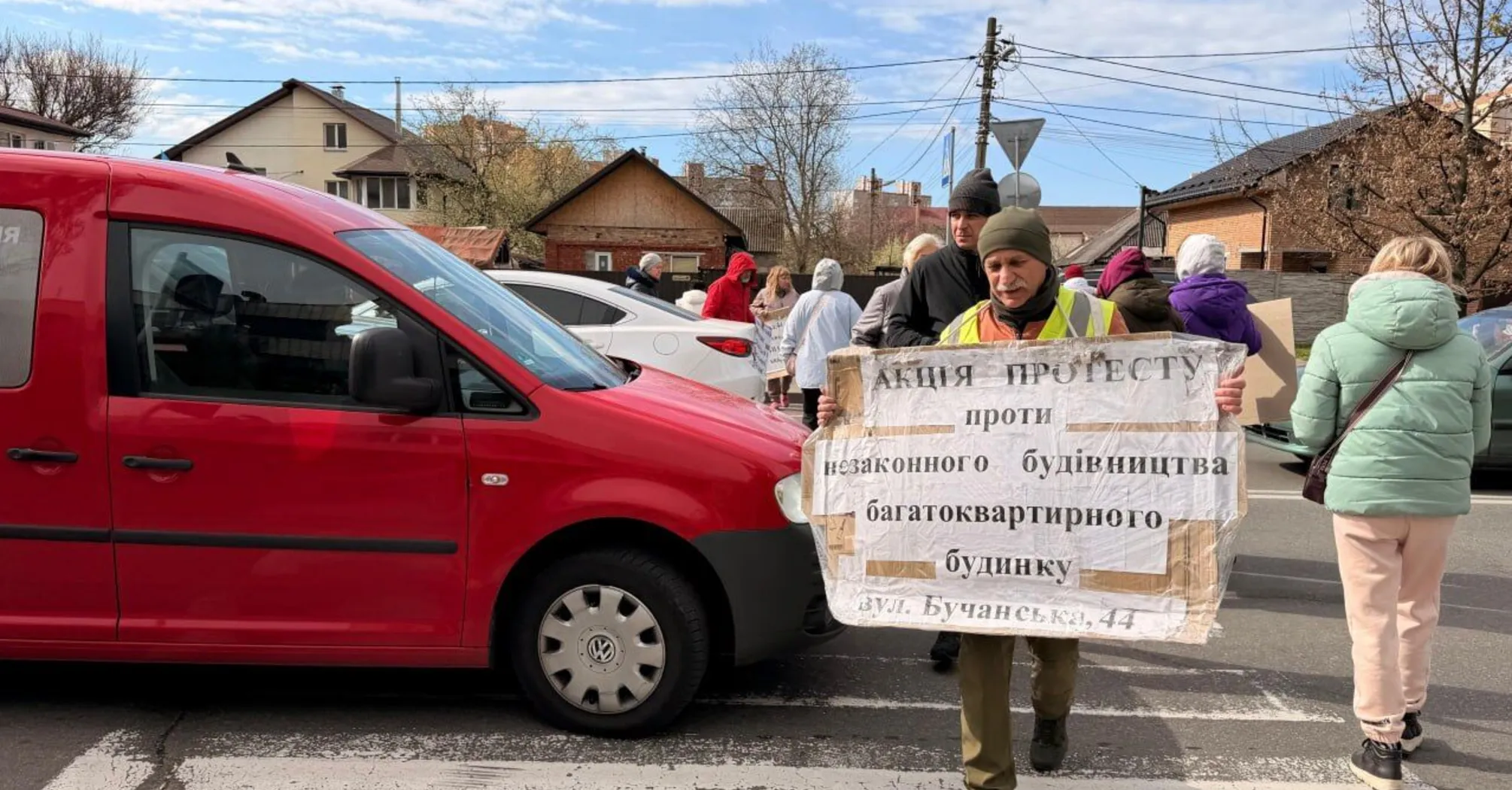 Фото до матеріалу: Мешканці Святошина перекрили дорогу забудовнику «450 Груп»: будівництво на городі триває без дозволів