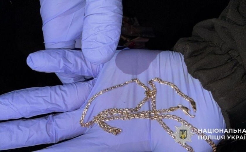 Фото до матеріалу: У Кам'янському затримали нападника, який пограбував перехожого з дерев'яною палицею