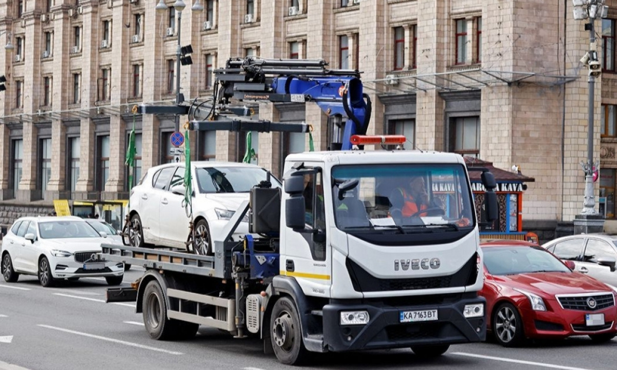 Фото до матеріалу: У Києві виявили порушення в документах під час евакуації авто: що з'ясувала перевірка