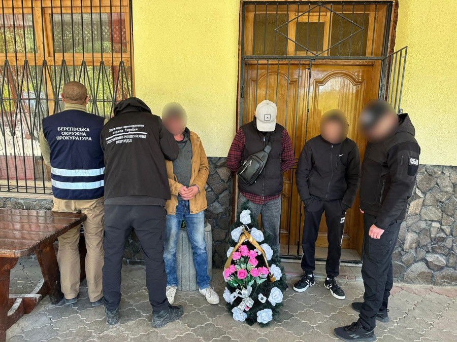 Фото до матеріалу: Львів'янин намагався незаконно виїхати до Румунії через похоронний вінк