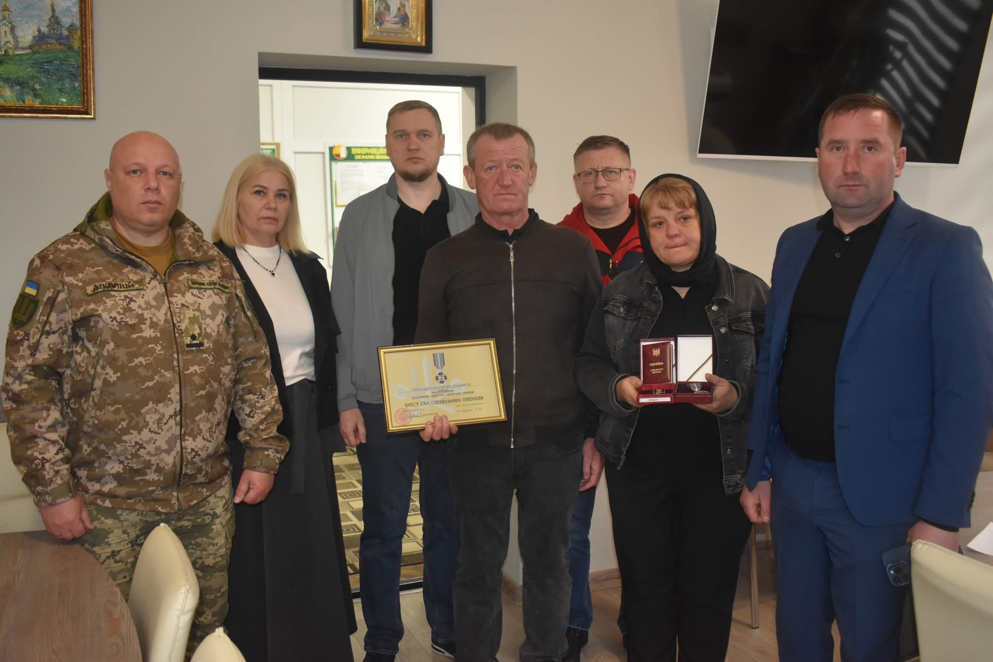 Фото до матеріалу: Батькам Віталія Подзізея передали посмертні нагороди у Зимнівській громаді