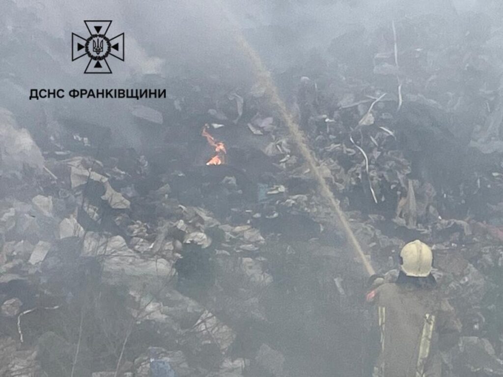 Фото до матеріалу: На полігоні у Скобичівці локалізували пожежу: горіло 300 квадратних метрів сміття