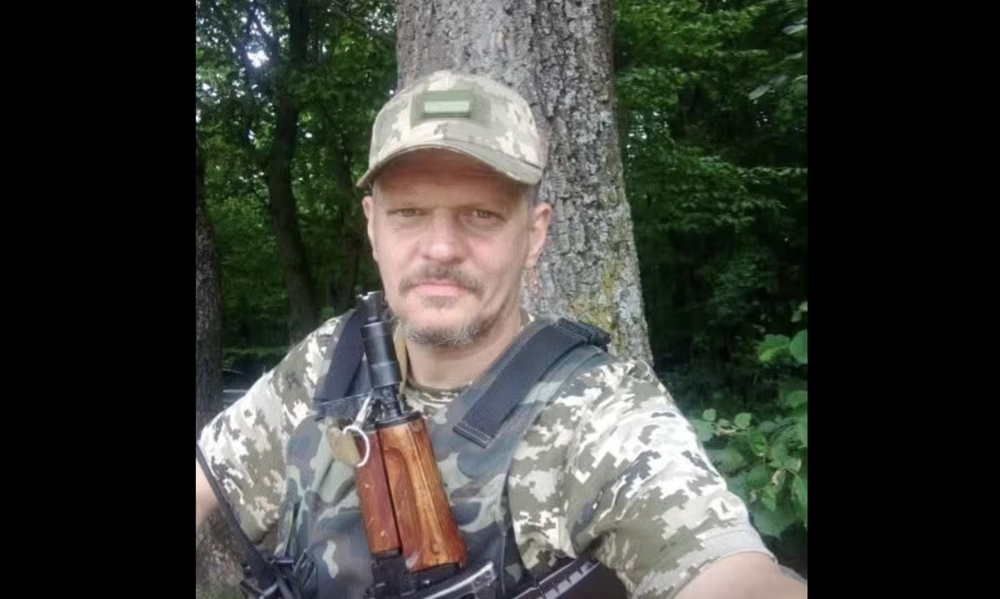 Фото до матеріалу: Вантажівка перекинулася біля Львова: водія деблокували рятувальники