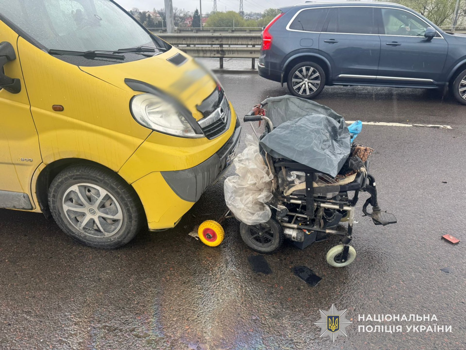 Фото до матеріалу: Поліція Львова шукає свідків ДТП на проспекті Червоної Калини, де травмувалися на інвалідному візку