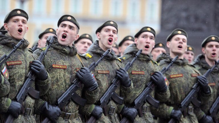 Фото до матеріалу: Росія виводить боєздатних військових з фронту заради параду 9 травня