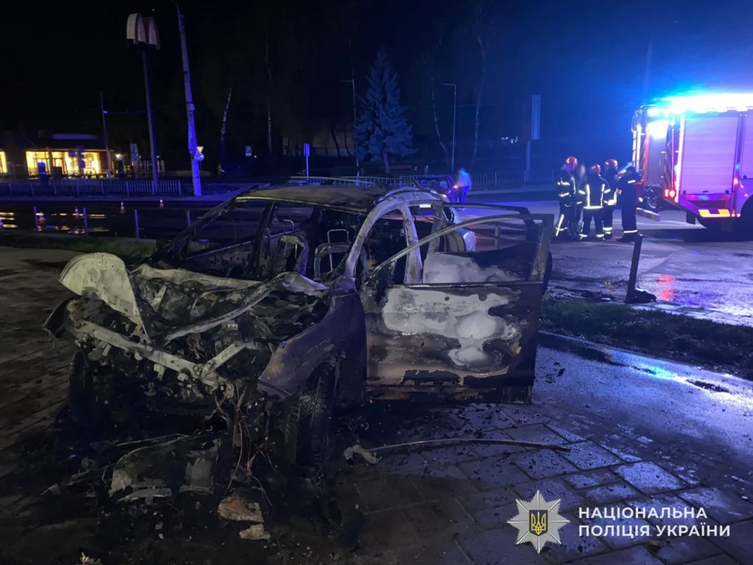 Фото до матеріалу: У центрі Львова: водій у стані сп'яніння викликав пожежу на дорозі