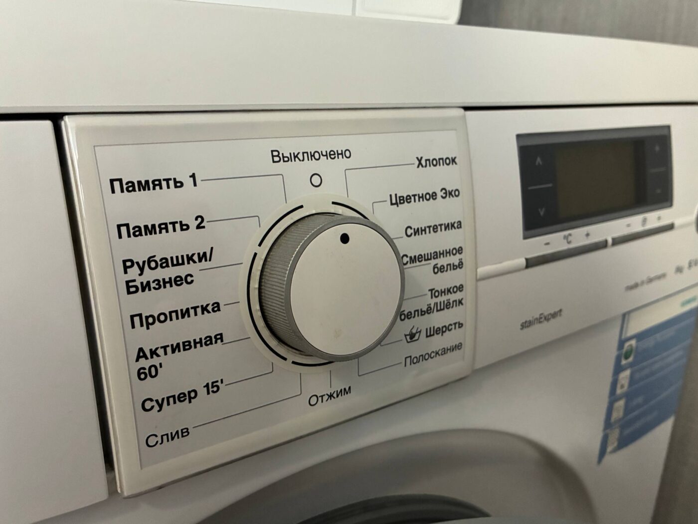 Фото до матеріалу: Як прати одяг, щоб він не втрачав колір: експерти назвали єдиний ідеальний цикл