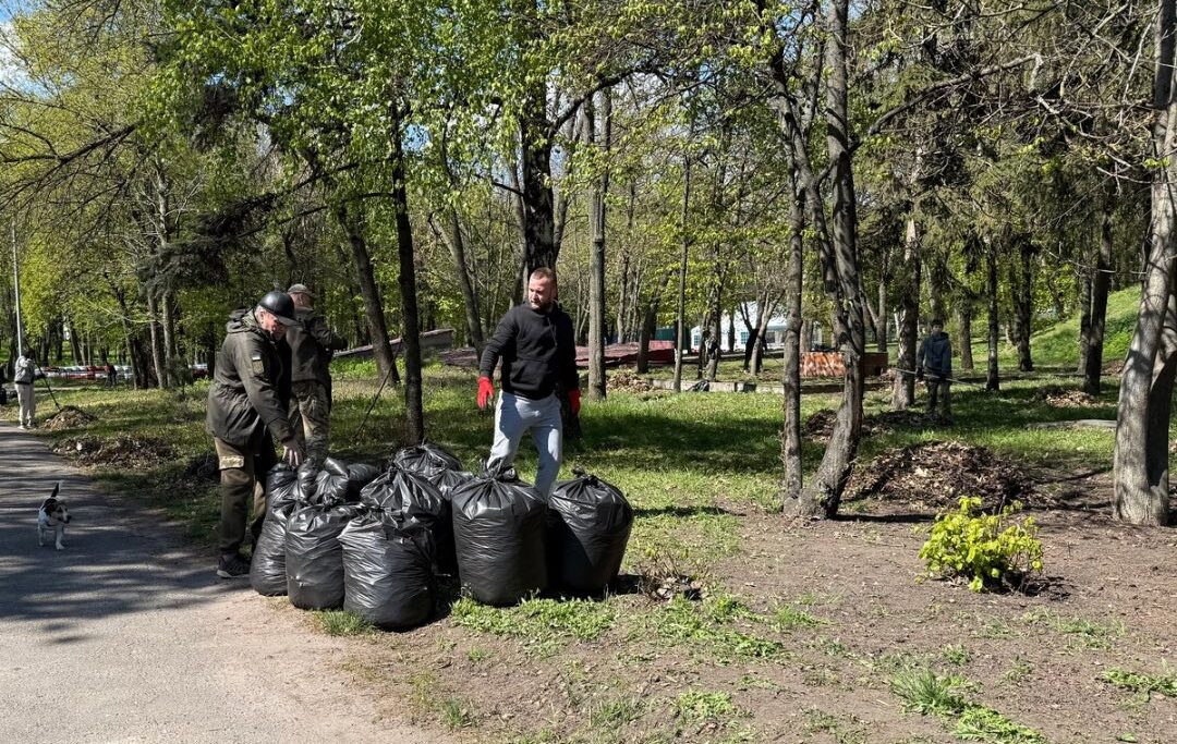 Фото до матеріалу: Ветерани та військовослужбовці Черкас провели корисну толоку в парку Перемоги