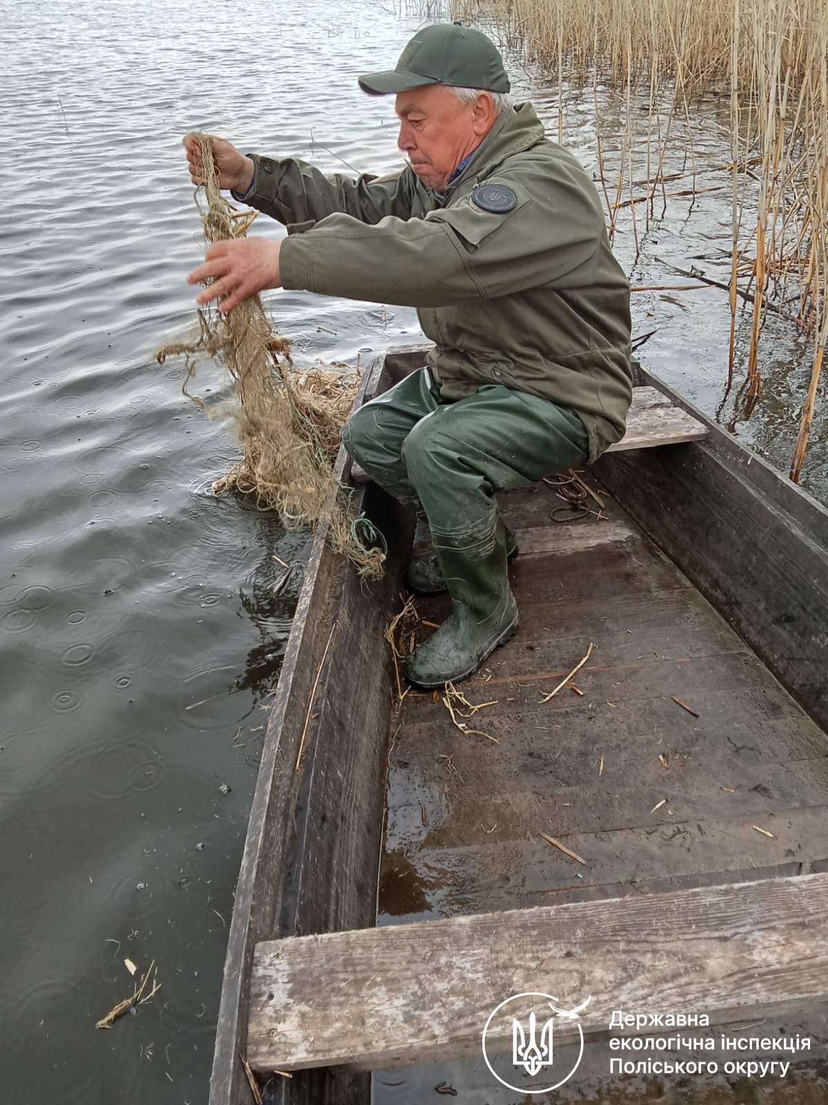 Фото до матеріалу: Браконьєри заставили Млинівське водосховище на Дубенщині: екоінспекція вилучила понад 60 метрів сіток